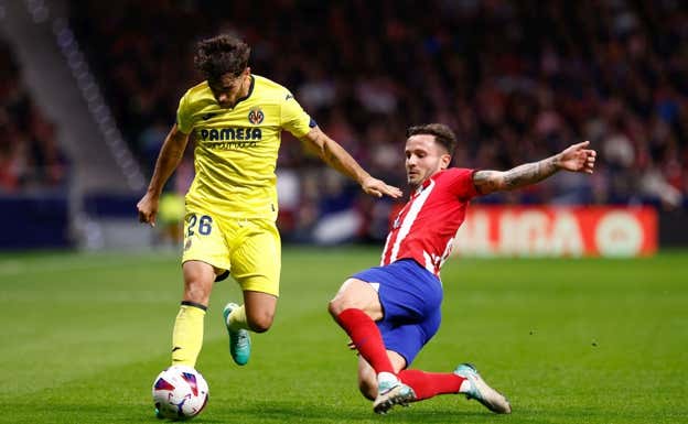 Altimira y Saúl, durante el partido en el Metropolitano.  EFE