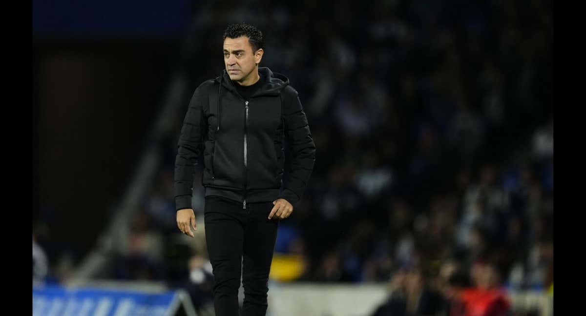Xavi Hernández, observando el partido desde la banda.