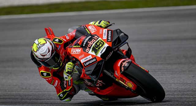 Álvaro Bautista termina el premio de Sepang frustrado por una inesperada (y ocultada) lesión