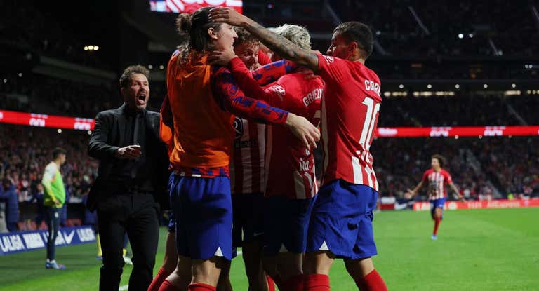 Simeone fue a felicitar a sus jugadores tras el 2-1 ante el Villarreal.