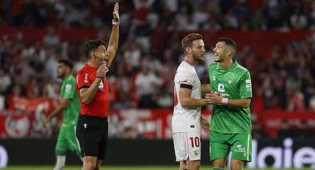 Acaba el derbi sevillano, llega la demagogia a cada barrio