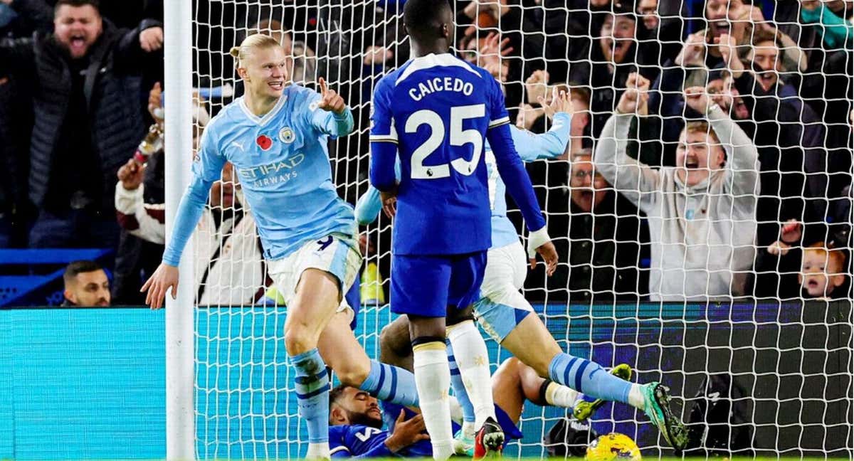 Haaland celebra uno de los goles que marcó en Stamford Bridge.