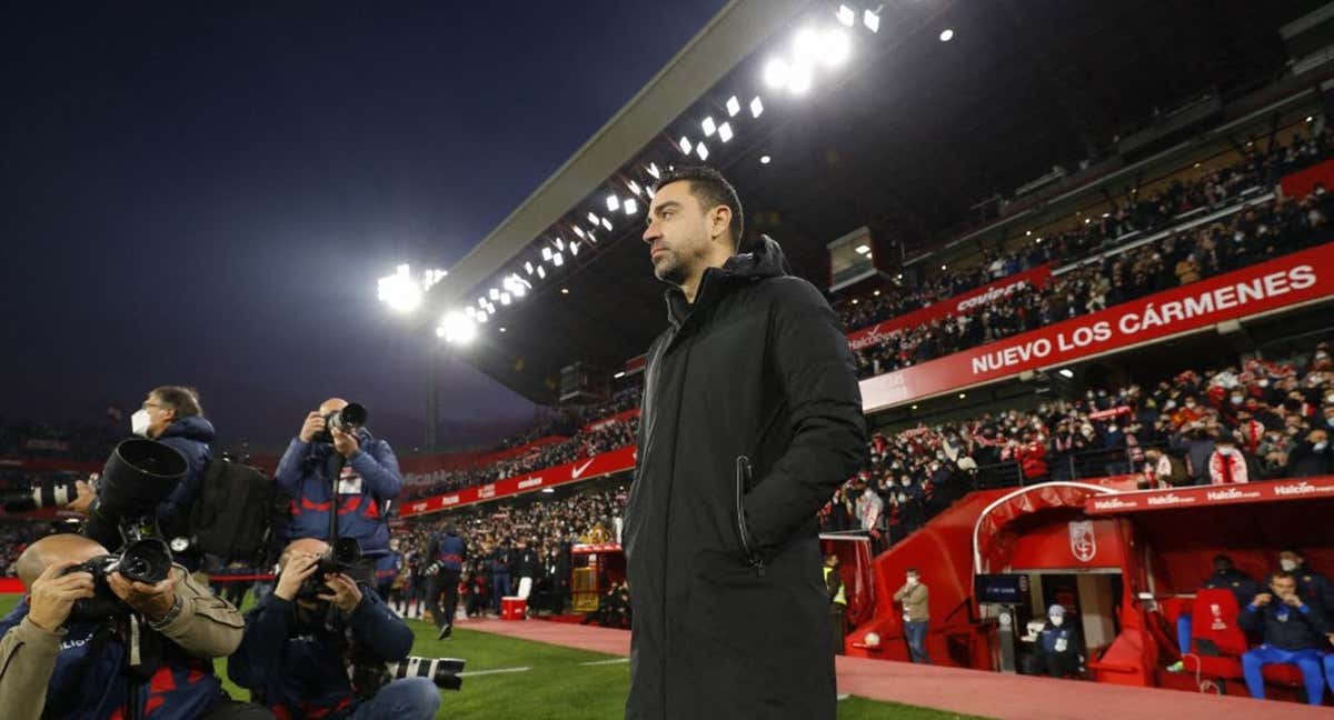 Xavi Hernández posa para las cámaras junto antes de un partido con el FC Barcelona. /AFP