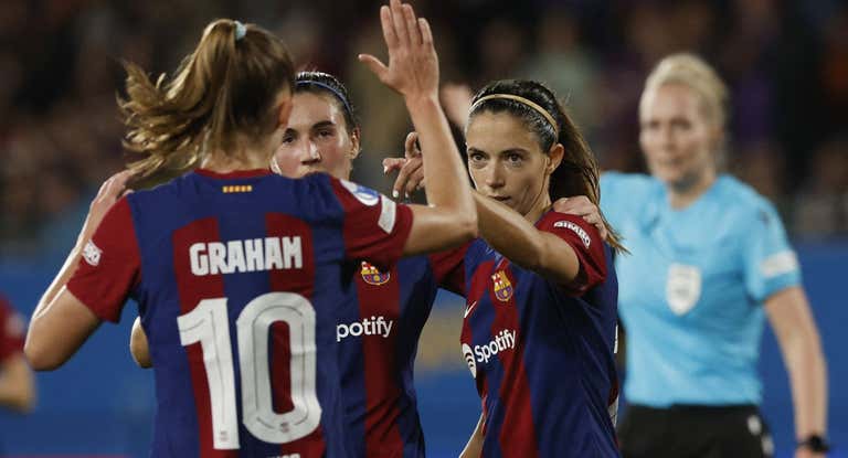Las jugadoras del Barça celebran uno de los cinco goles marcados ante el Benfica.