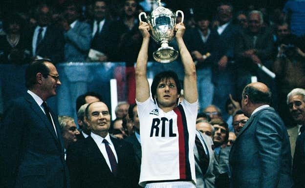 Dominique Bathenay levanta la Copa de Francia con el PSG.  Paris Saint-Germain