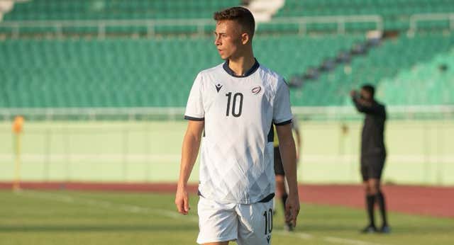 El alevín del Barça que se fue a estudiar a Inglaterra, fichó por un club de la Premier… y acabó con el ’10’ de República Dominicana