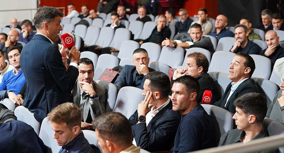 Entrenadores de Primera escuchan al árbitro Del Cerro Grande./RFEF