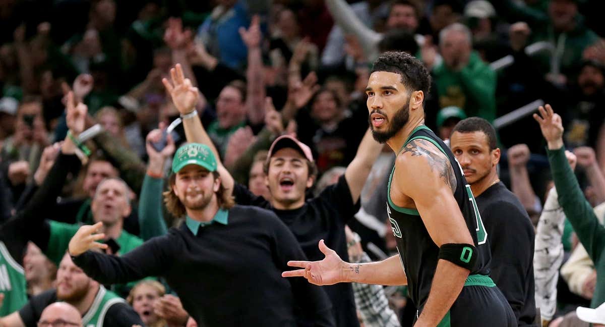 Jayson Tatum celebra uno de sus triples en el partido ante los Knicks