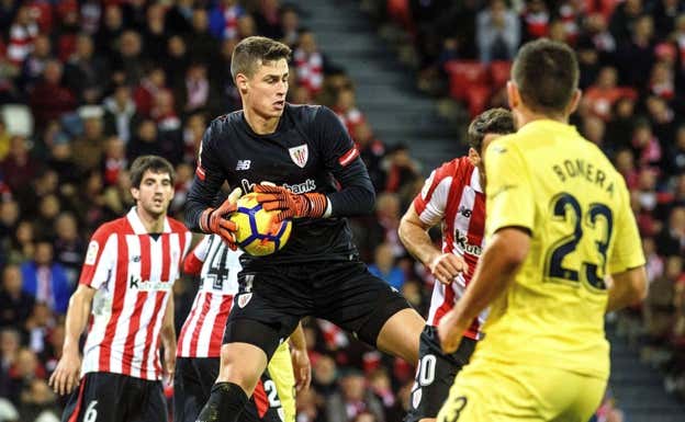 Kepa bloca un balón en un partido con el Athletic.  EFE