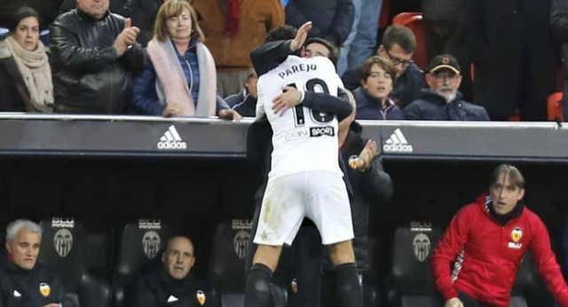 El emotivo reencuentro de Dani Parejo y Marcelino: de las lágrimas al frustrado viaje a Singapur para salvar su despido