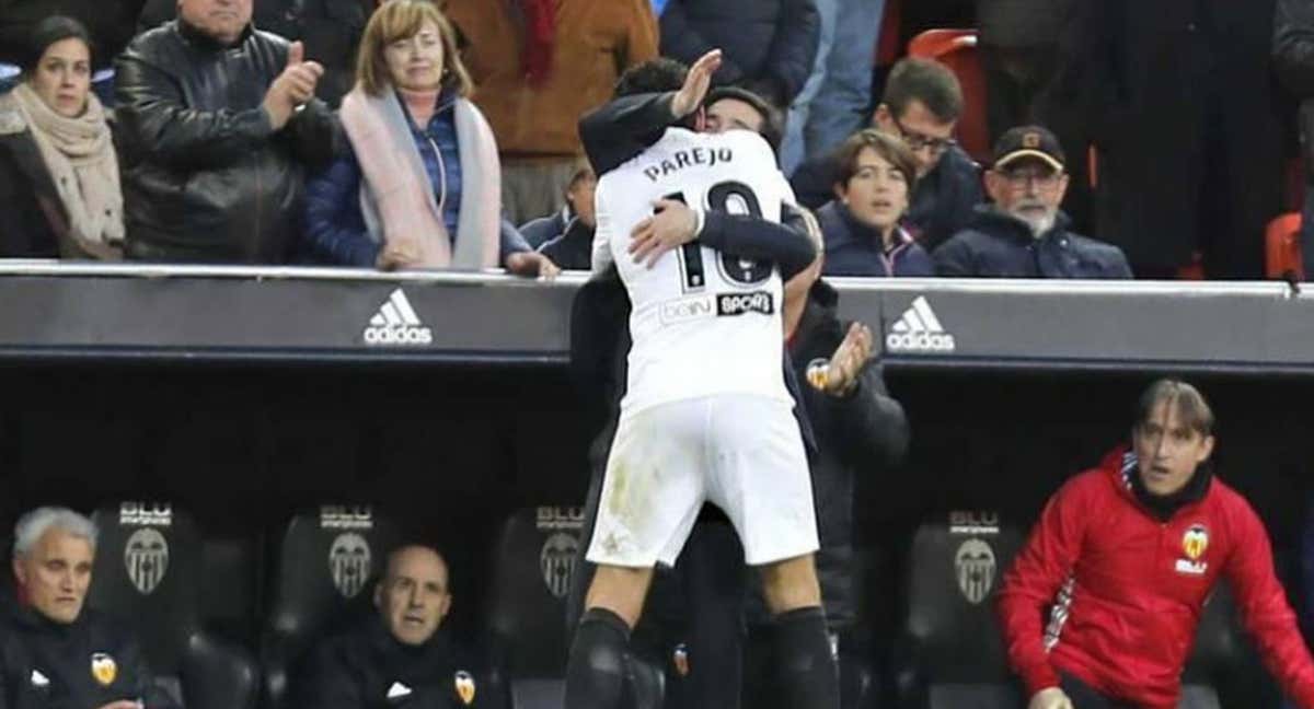 Parejo y Marcelino se abrazan.