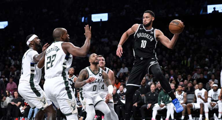 Simmons salta con el balón en la mano en un partido ante los Bucks.