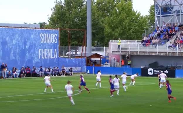 La valla de Finetwork durante la disputa del Madrid CFF - Barça de la segunda jornada de la Liga F.  DAZN