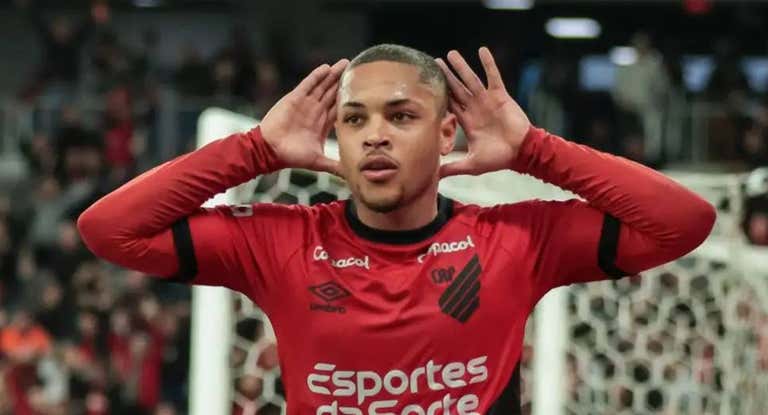 Vitor Roque celebra un gol con el Club Athletico Paranaense.