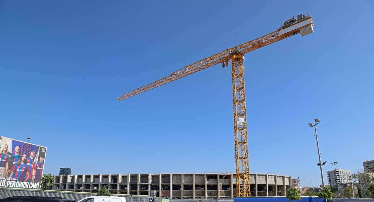 El Camp Nou, en obras, con una de las grúas que se pueden apreciar desde los aledaños. /AFP