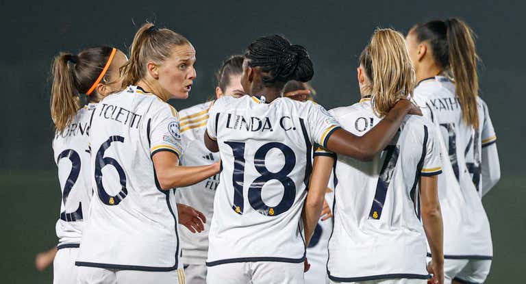 Las jugadoras del Real Madrid tras el primer gol.
