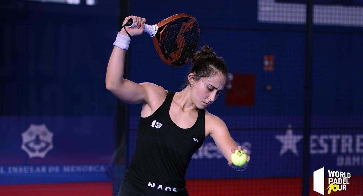 Movimiento de saque durante un partido del World Padel Tour.