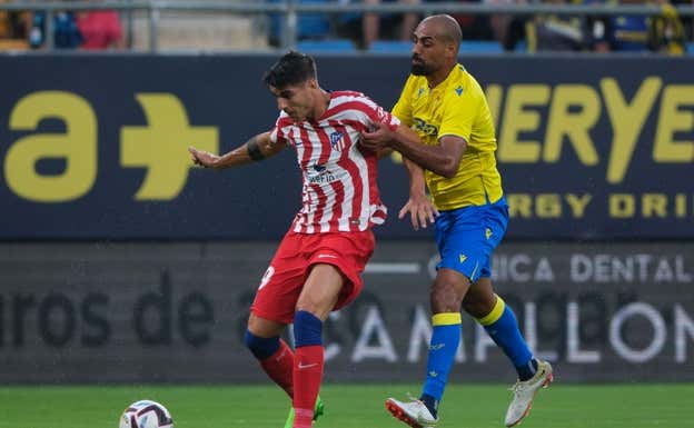 Fali presionando a Álvaro Morata la pasada temporada.  Paco Martín