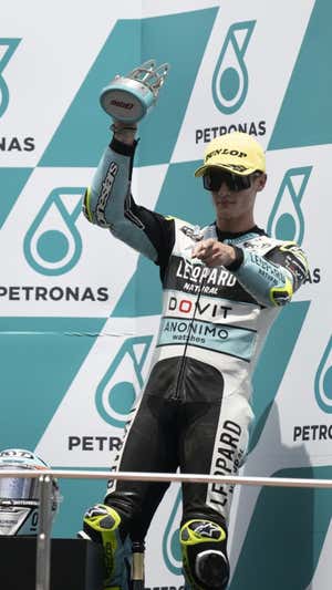 Jaume Masiá, en el podio del GP de Malasia 2023 de Moto3.  EP