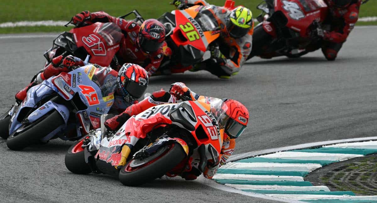 Marc Márquez, seguido de Di Giannantonio, Augusto Fernández, Joan Mir y Pol Espargaró durante el GP de Malasia./AFP