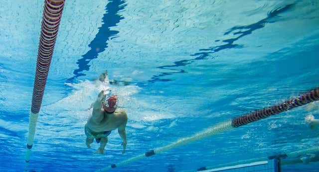 Cuáles son las medidas de una piscina olímpica y cuál es su profundidad