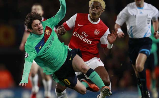 Alex Song en un partido contra el Barça en su etapa en el Arsenal.  REUTERS