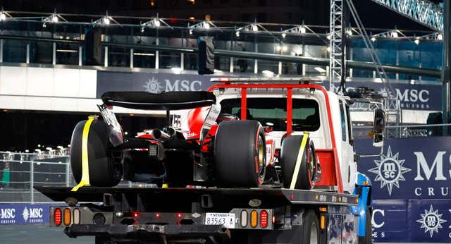 Una tapa de una bomba de agua destroza el Ferrari de Carlos Sainz… y la FIA le sanciona: ‘Estoy decepcionado e incrédulo’