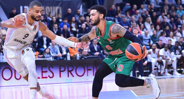 Markus Howard lidera a un heroico Baskonia y Vesely reanima al Barça ante Valencia Basket