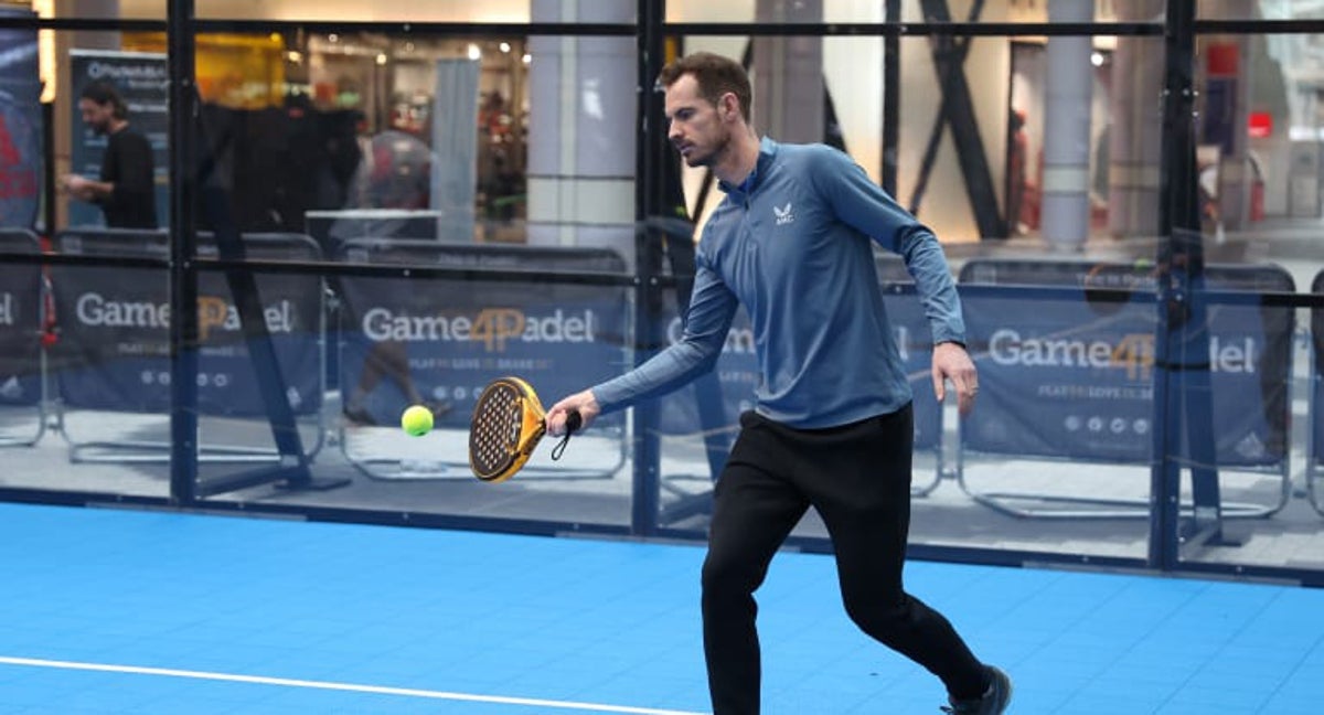 Andy Murray jugando al pádel.