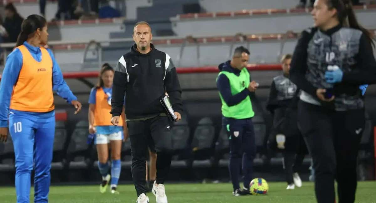 Randri, entrenador del Alhama, durante un partido. /