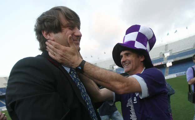 Mendilibar felicita a Carlos Suárez en 2007 tras el ascenso del Real Valladolid en Tenerife.