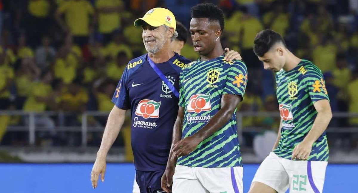 Vinicius, calentando antes del Colombia-Brasil. /Agencias