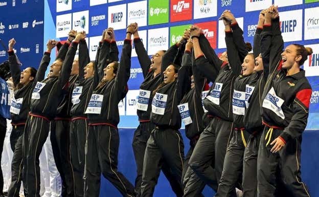 La selección femenina de waterpolo al proclamarse Campeonas de Europa en 2022.  LEN Aquatics
