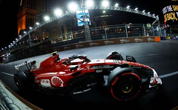 Carlos Sainz, durante la clasificación del GP de Las Vegas, al volante del Ferrari.  AFP