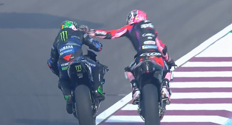 Imagen del momento en el que Espargaró golpea a Morbidelli.