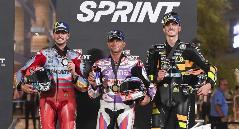Jorge Martín, junto a Di Giannantonio (izq.) y Marini (der.), en el podio de la carrera sprint de Catar.