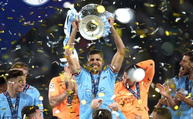 Rodri levantando la Champions League 2022-23 con el Manchester City.  AFP