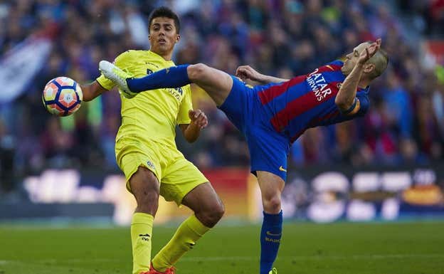 Rodrigo Hernández, en su época del Villarreal, con Iniesta en la temporada 2016-17. EFE