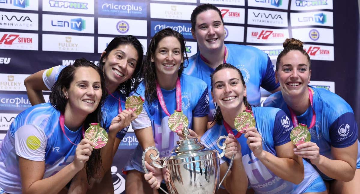 Bea Ortiz junto a sus compañeras de equipo y selección tras ser Supercampeonas de Europa. /LEN Aquatics/Aniko Kovacs