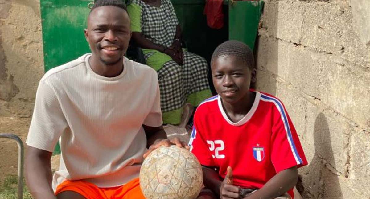 Younousse Diop posa en Senegal con su hermano pequeño./