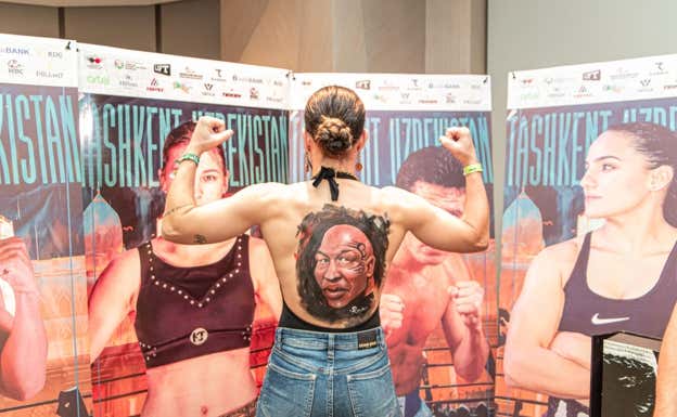 Imagen del retrato de Tyson sobre la espalda de Ana Acevedo. Jesús Figueroa/Federación de Boxeo de Galicia