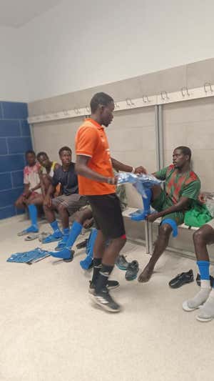 Diop, dando objetos donados por el Tenerife a los jugadores.