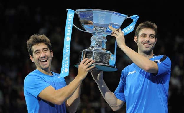 Marc López y Marcel Granollers celebran el título de 'maestros' de dobles conseguido en 2012. AFP