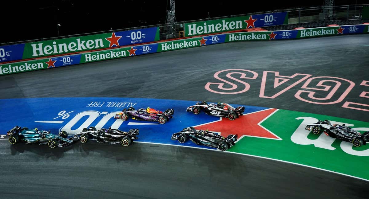 Salida del GP de Las Vegas, con Fernando Alonso trompeando en la curva 1. /AFP