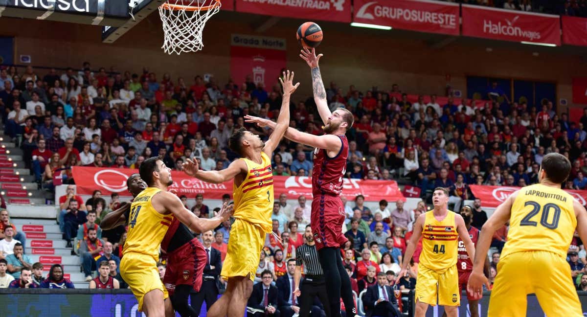 Un momento del partido entre UCAM Murcia y Barça. / ACB PHOTO J.BERNAL