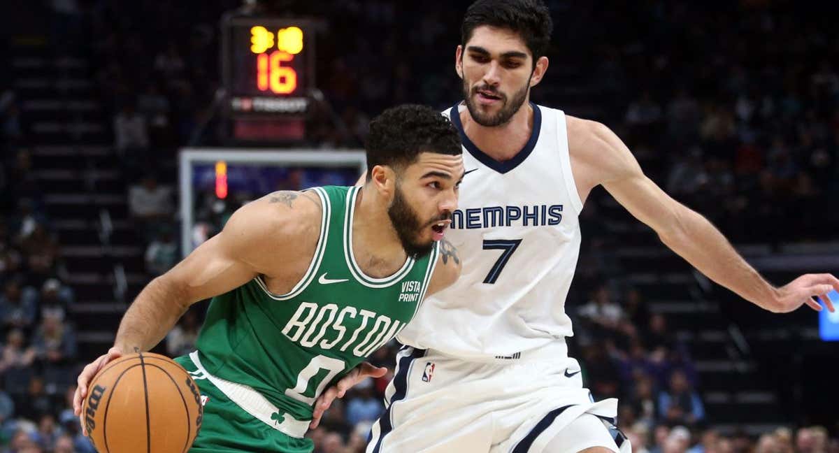 Santi Aldama defiende a Tatum en el último partido de los Grizzlies./AFP