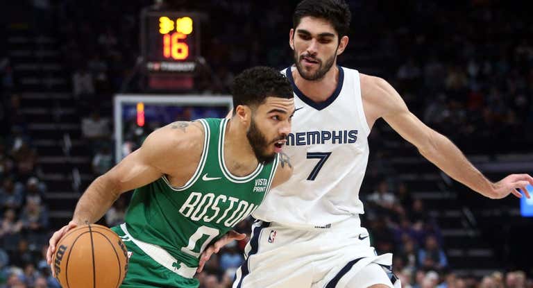 Santi Aldama defiende a Tatum en el último partido de los Grizzlies.
