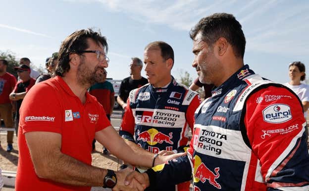 David Castera felicita a Nasser Al Attiyah y Mathieu Baumel en el Rally de Marruecos 2023.  A.S.O/DPPI/F.Le Floc'h