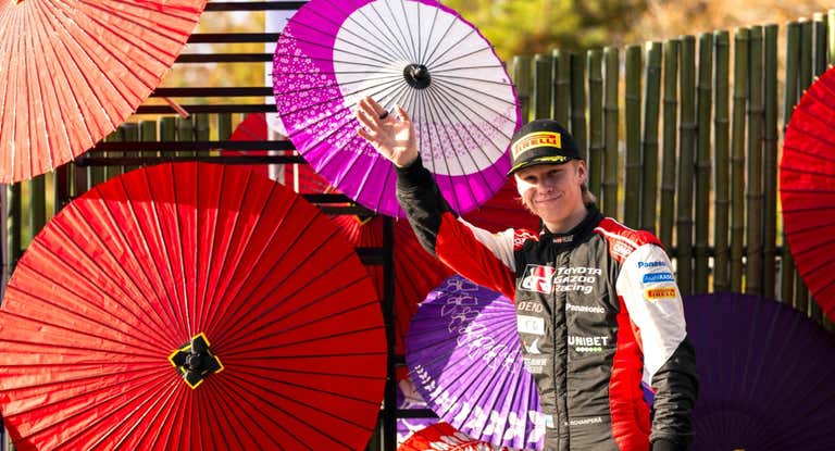 Rovanperä celebrando el tercer puesto en el Rally de Japón.