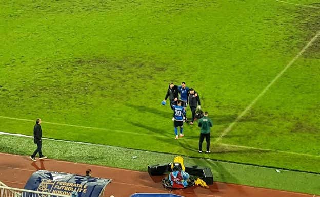 El estado del césped en el que se lesionó Muriqi.  @kosovanfooty_EN